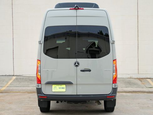 Used 2022 Mercedes-Benz Sprinter 2500 image 11