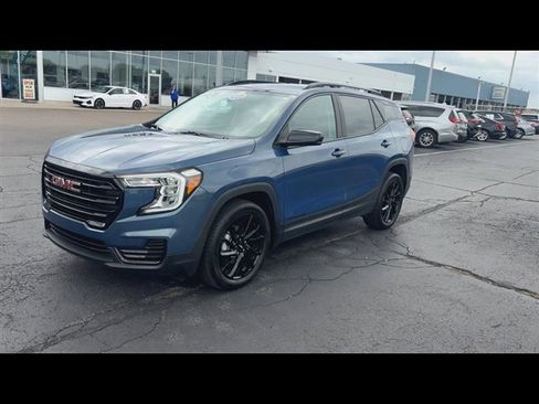 Used 2024 GMC Terrain SLE w/ Driver Convenience Package FWD image 4