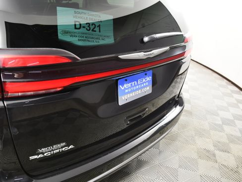 Used 2023 Chrysler Pacifica Touring-L image 15