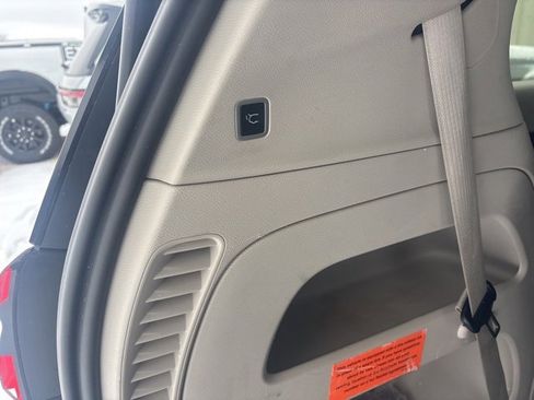 Used 2024 Chrysler Pacifica Touring-L image 9