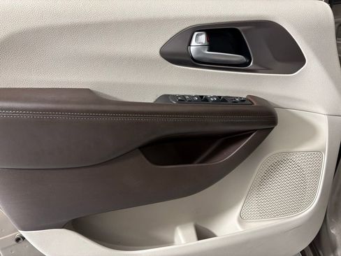 Used 2018 Chrysler Pacifica Touring-L w/ Premium Audio Group image 14