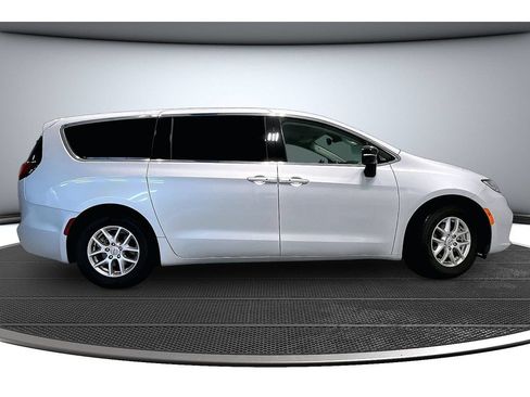 Used 2024 Chrysler Pacifica Touring-L FWD image 14