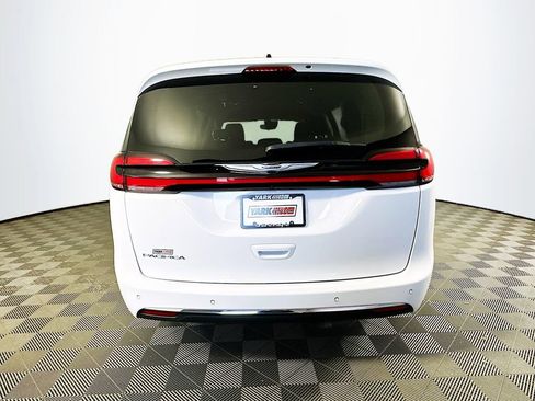 Certified 2024 Chrysler Pacifica Touring-L image 9