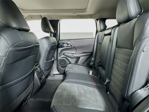 Used 2023 Mitsubishi Outlander SE image 11