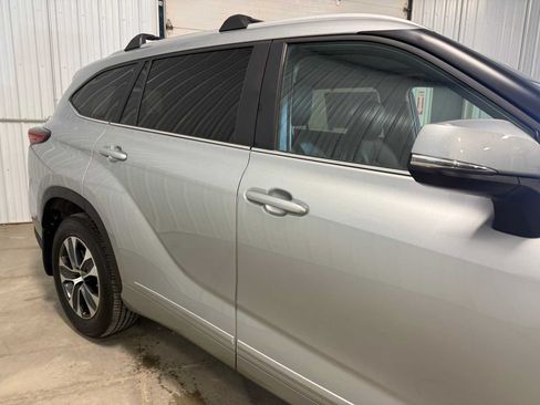 Used 2023 Toyota Highlander XLE AWD/4WD image 11