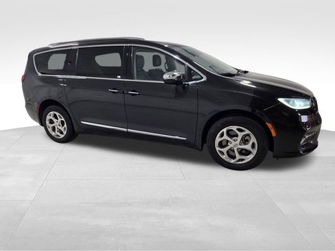 Used 2021 Chrysler Pacifica Limited AWD/4WD image 8