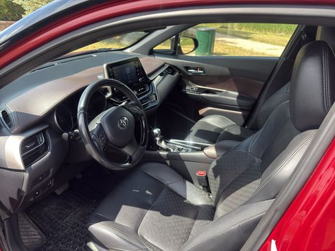 Used 2019 Toyota C-HR Limited FWD image 11