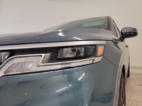 Used 2023 Kia Carnival EX FWD image 9