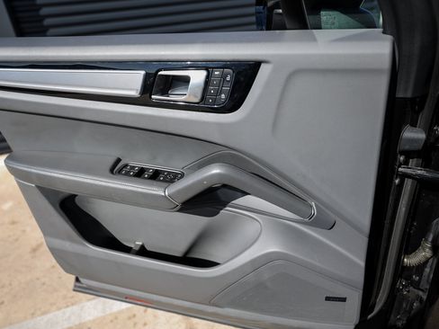 Certified 2023 Porsche Cayenne Platinum Edition image 23