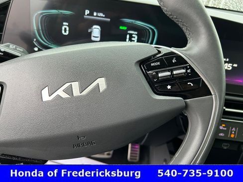 Used 2023 Kia Niro SX Touring image 32