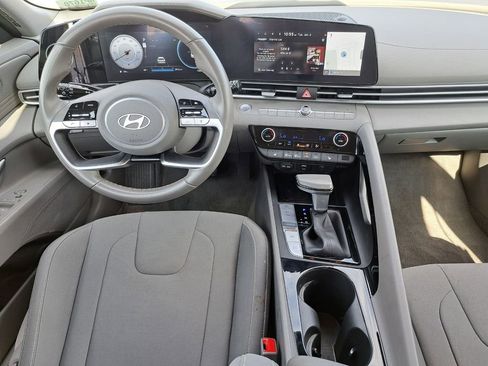 Used 2025 Hyundai Elantra SEL image 21
