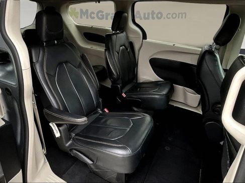 Used 2020 Chrysler Pacifica Touring-L image 25