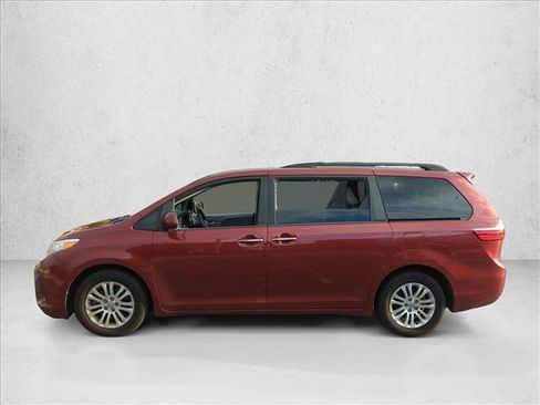 Used 2017 Toyota Sienna XLE image 8