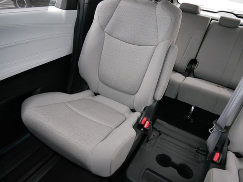 Used 2025 Toyota Sienna LE image 12