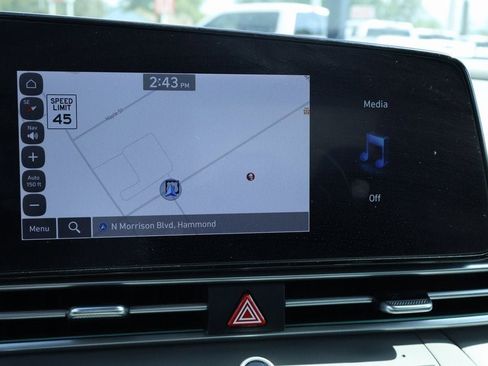 Used 2024 Hyundai Elantra SEL image 3