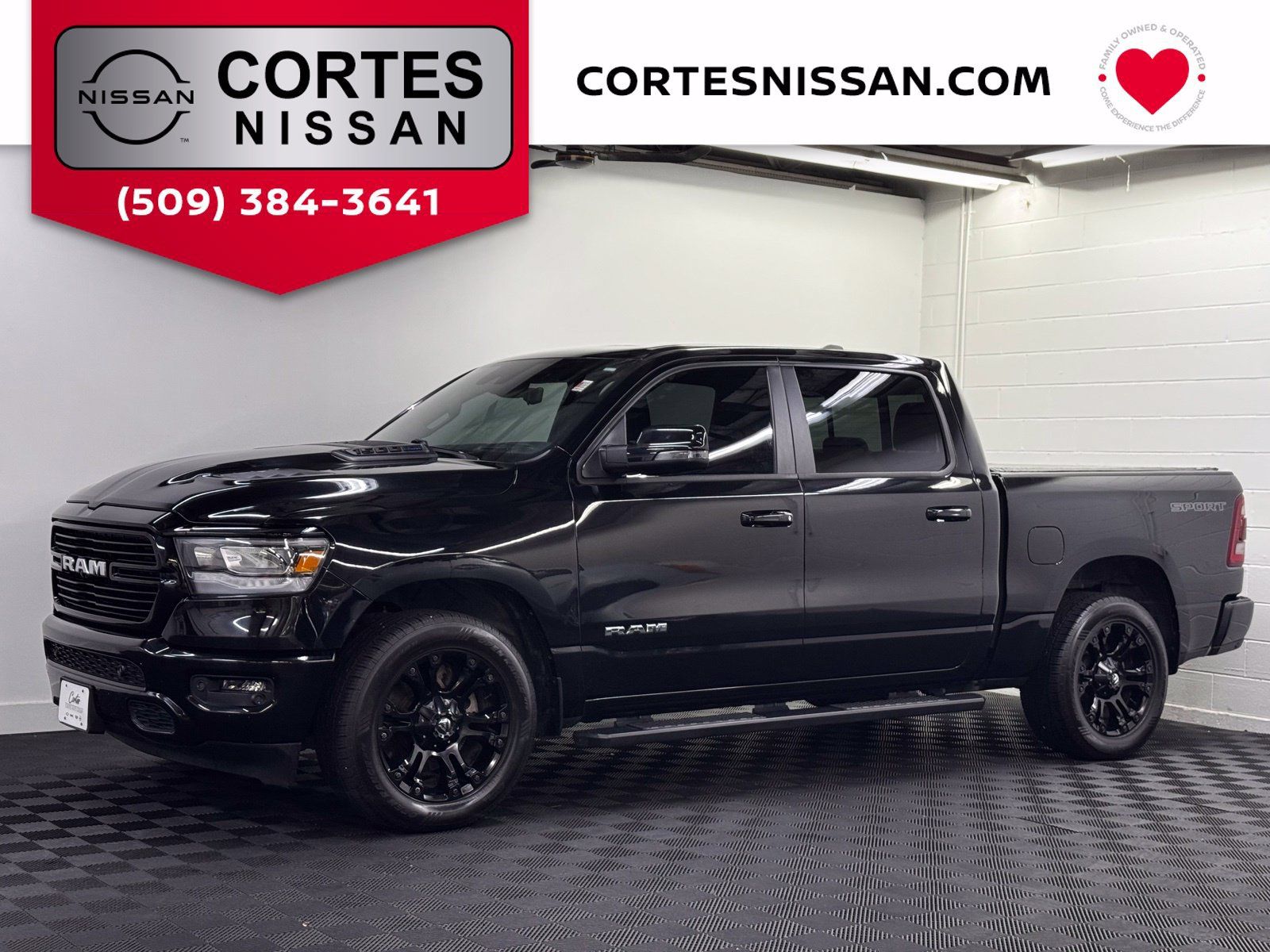 Used 2023 RAM 1500 Laramie AWD/4WD image 1