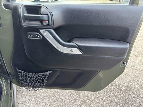 Used 2015 Jeep Wrangler Unlimited Rubicon w/ Connectivity Group image 18