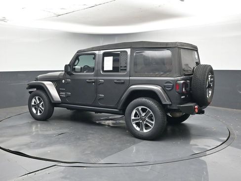 Used 2018 Jeep Wrangler Unlimited Sahara image 3