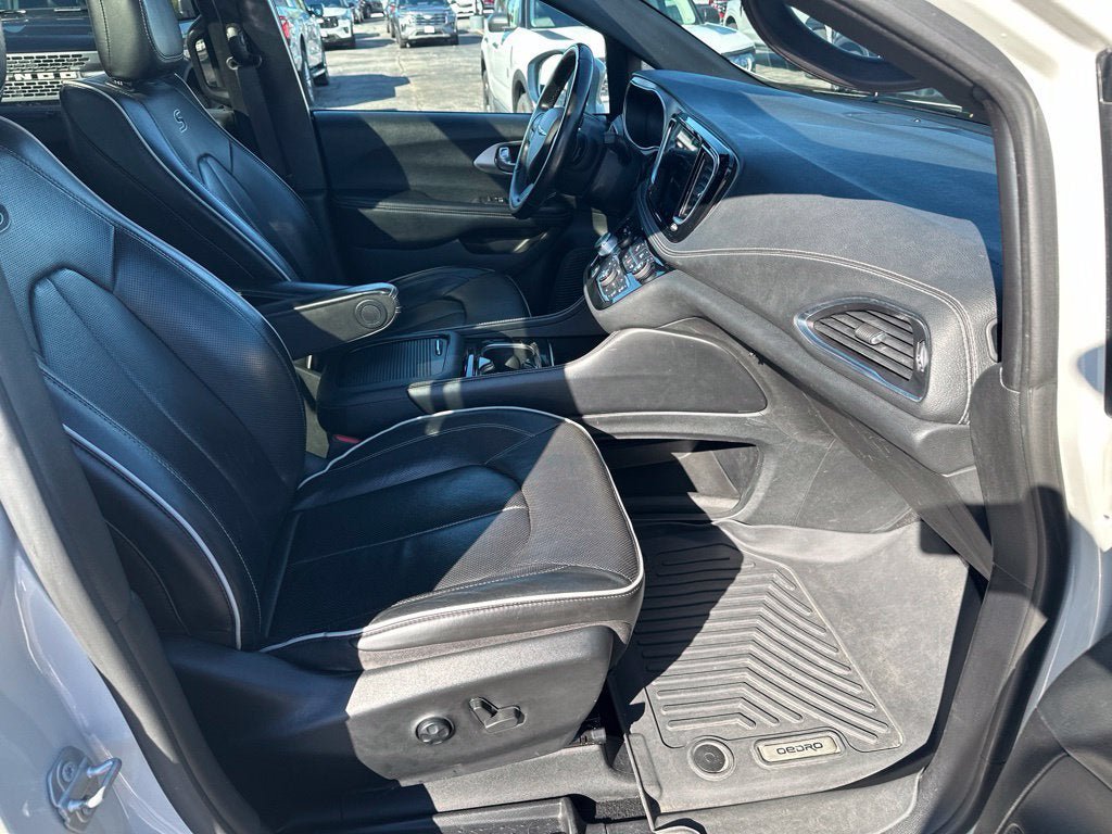 Used 2021 Chrysler Pacifica Limited w/ S Appearance Package AWD/4WD image 13