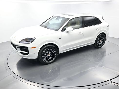 Certified 2025 Porsche Cayenne E-Hybrid w/ Premium Package Plus AWD/4WD image 37