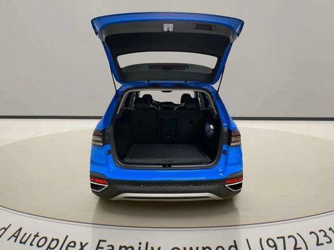 Used 2025 Volkswagen Taos SE w/ Panoramic Sunroof Package AWD/4WD image 9