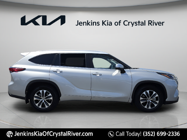 Used 2023 Toyota Highlander XLE AWD/4WD image 4