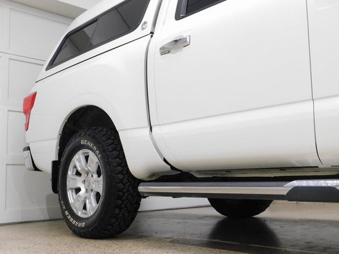 Used 2017 Nissan Titan SV image 8