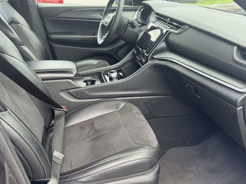 Used 2024 Jeep Grand Cherokee L Altitude image 13
