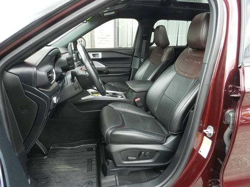 Used 2022 Ford Explorer Platinum w/ Equipment Group 601A AWD/4WD image 2