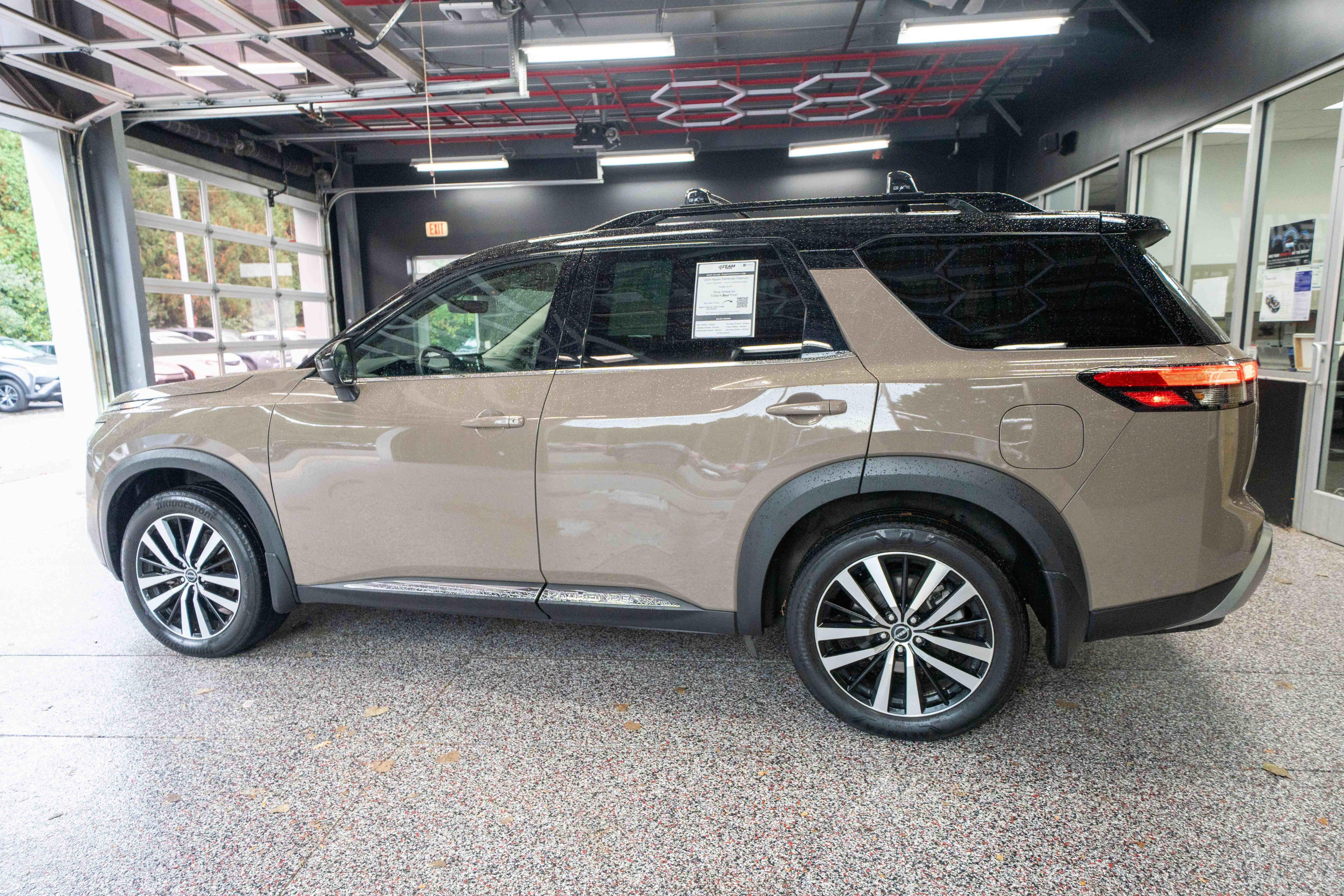 Used 2024 Nissan Pathfinder Platinum AWD/4WD image 2