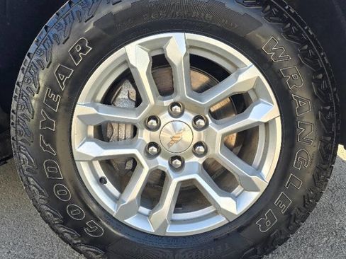 Used 2023 Chevrolet Silverado 1500 LT w/ Convenience Package II AWD/4WD image 9