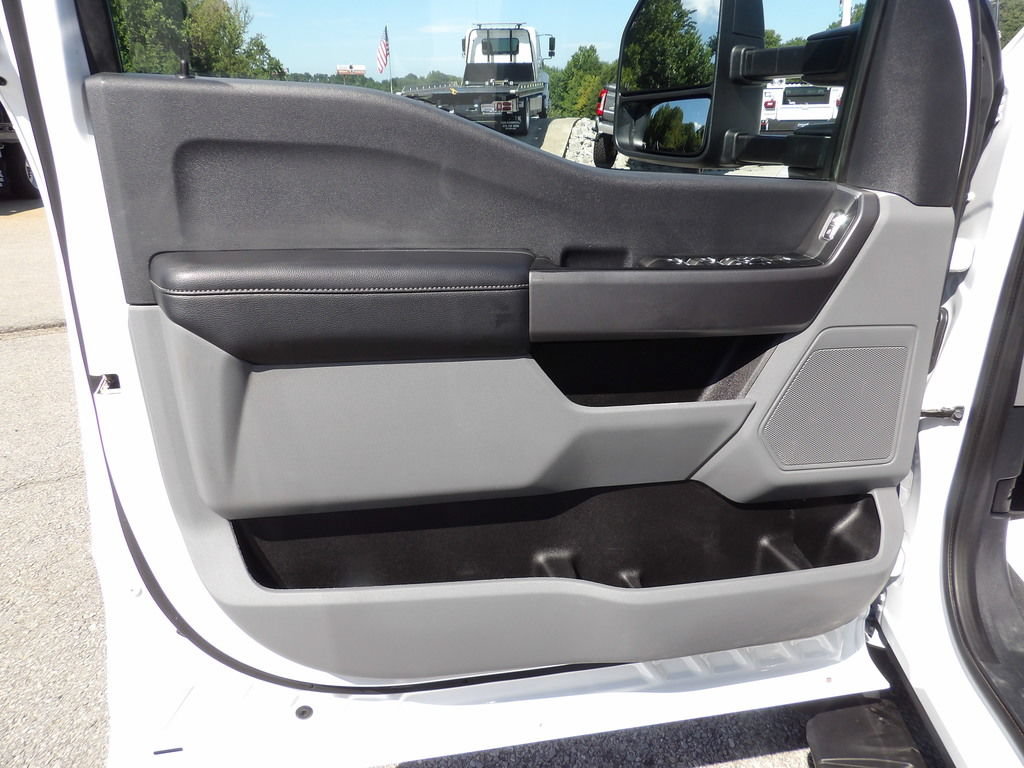 Used 2025 Ford F550 4x4 Crew Cab image 14