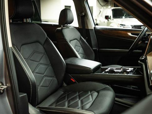 Used 2025 Volkswagen Atlas SE image 16