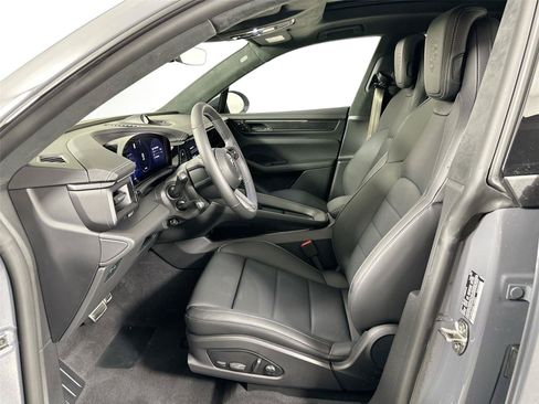 Certified 2025 Porsche Macan Turbo Electric AWD/4WD image 5