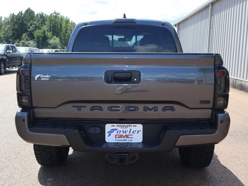 Used 2020 Toyota Tacoma TRD Sport w/ Technology Package RWD image 4