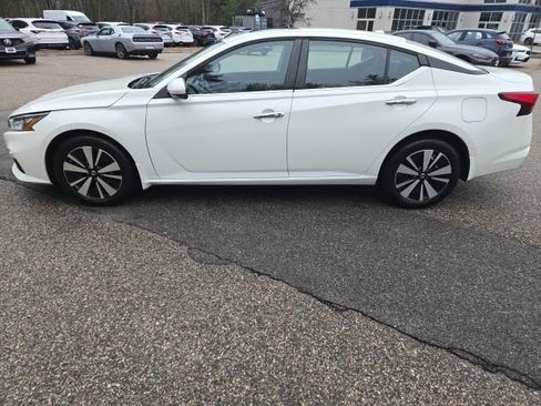 Used 2021 Nissan Altima 2.5 SV w/ SV Premium Package image 2