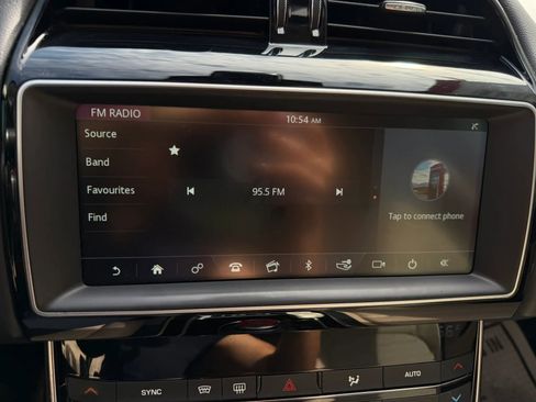 Used 2019 Jaguar XE Premium image 29