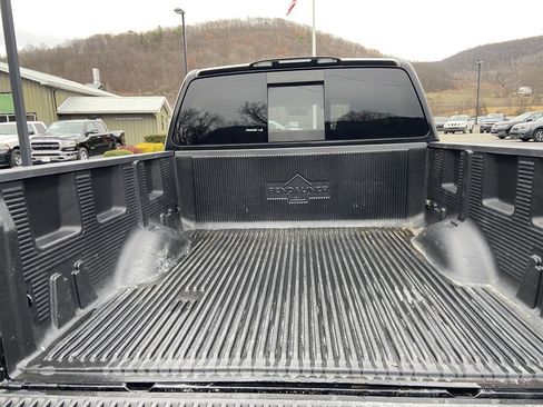 Used 2018 Nissan Titan SV image 27