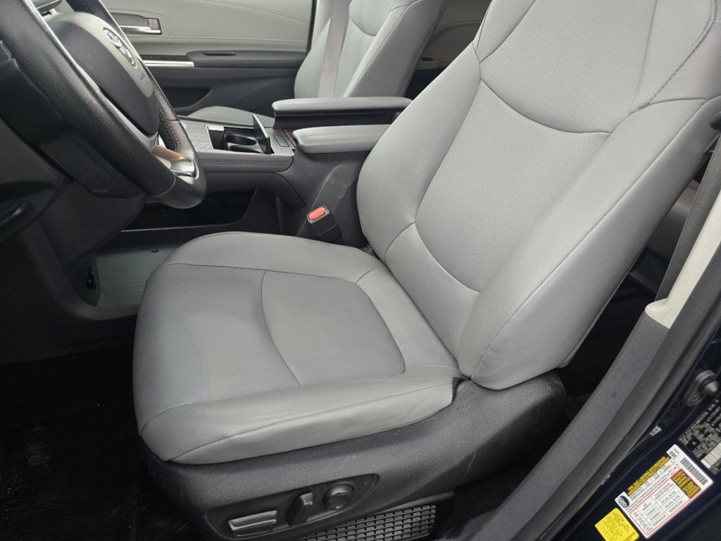 Certified 2024 Toyota Sienna XLE FWD image 24