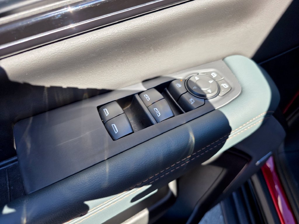 Used 2025 GMC Yukon AT4 AWD/4WD image 18