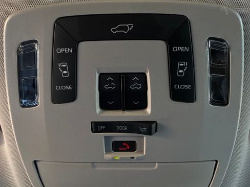 Used 2026 Toyota Sienna XLE FWD image 20