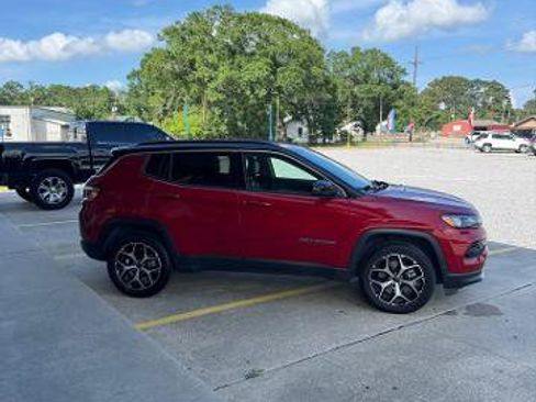 Used 2025 Jeep Compass Limited AWD/4WD image 4
