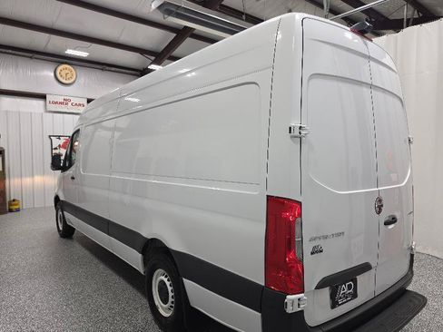 Used 2020 Freightliner Sprinter 2500 RWD image 6