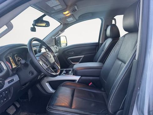 Used 2018 Nissan Titan PRO-4X w/ Pro-4x Convenience Package AWD/4WD image 9