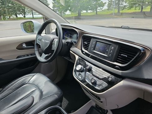 Used 2017 Chrysler Pacifica Touring-L FWD image 12