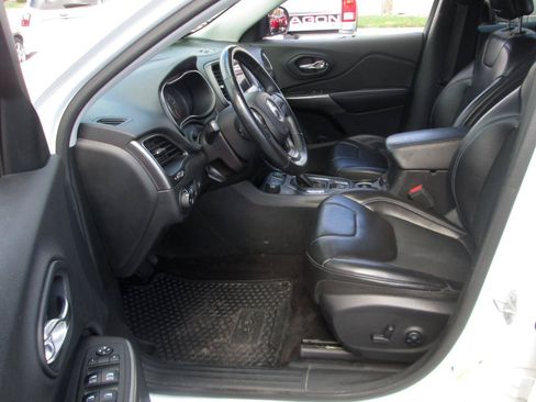 Used 2019 Jeep Cherokee Latitude Plus w/ Comfort/Convenience Group AWD/4WD image 13