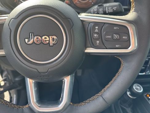 Used 2025 Jeep Wrangler Sahara image 27