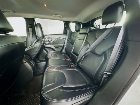 Used 2019 Jeep Cherokee Latitude Plus w/ Comfort/Convenience Group image 22