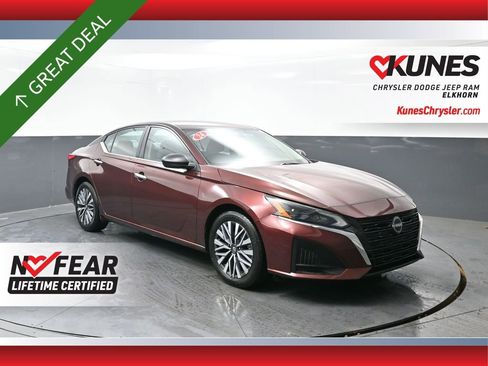 Used 2024 Nissan Altima 2.5 SV image 1