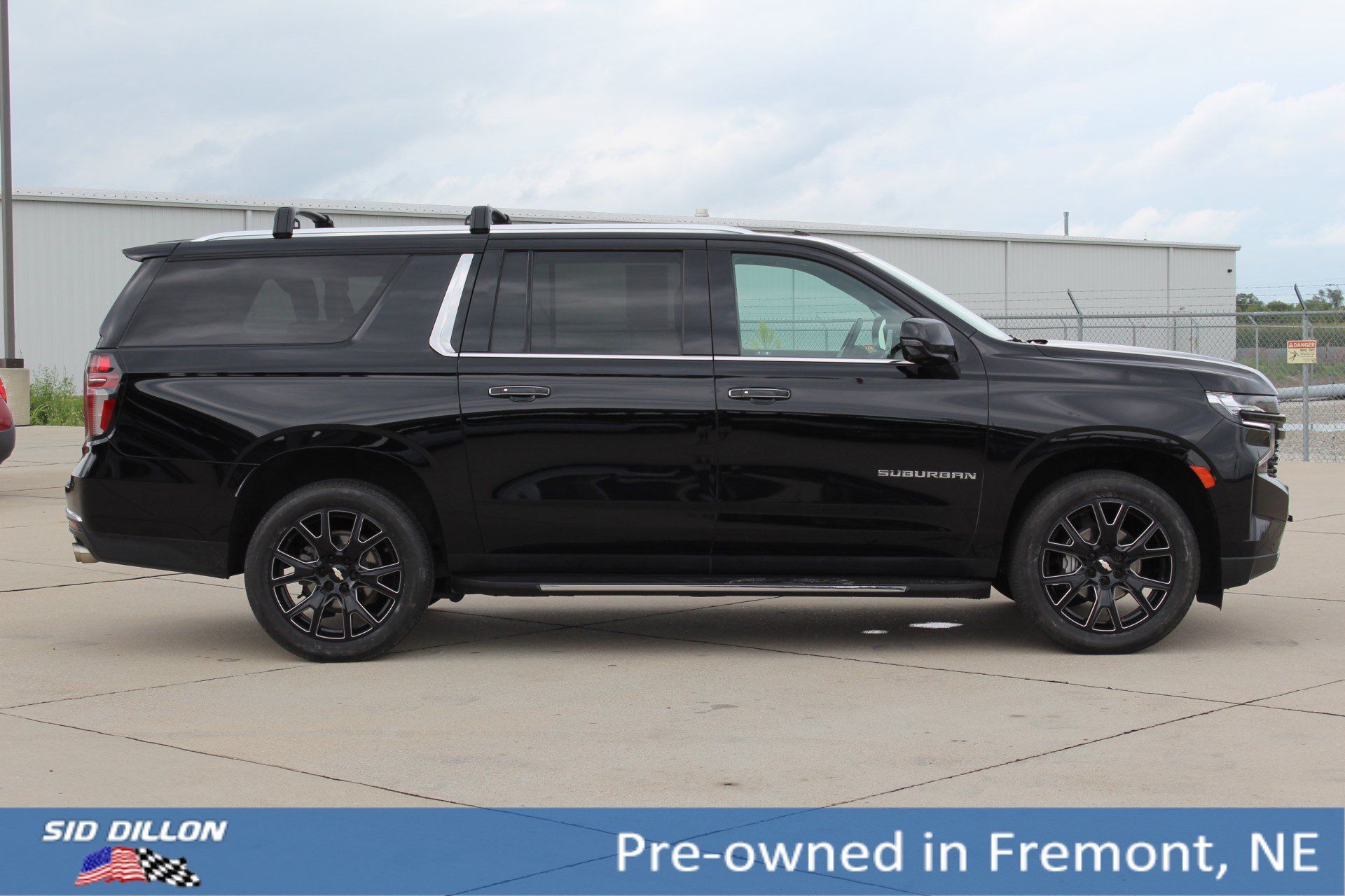 Used 2021 Chevrolet Suburban Premier w/ Premium Package AWD/4WD image 3